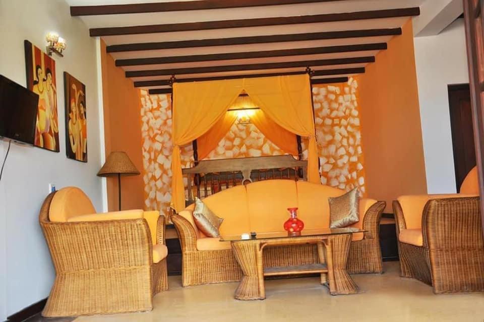 Solomon Beach Hotel Marawila Luaran gambar